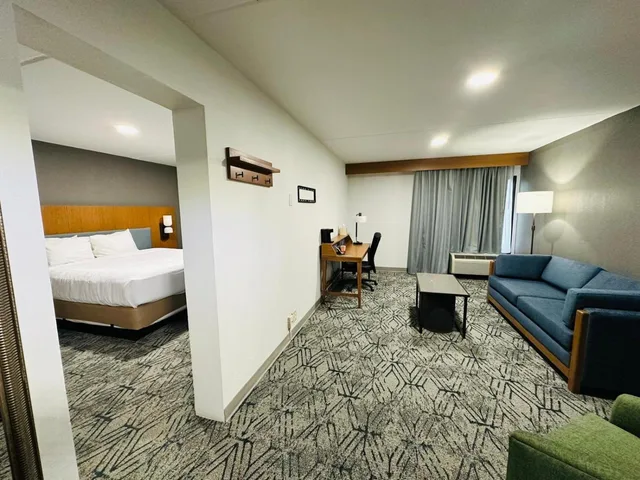 جناح بسرير كوين، Ashbourne Hotel Canton/Hall of Fame I-77 2/7