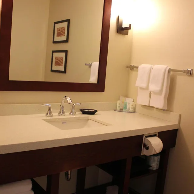 غرفة بسرير كينج وسريرين كوين، Comfort Inn & Suites Edmonton International Airport 7/8