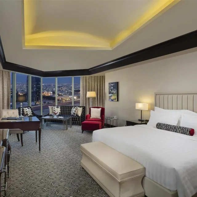 غرفة جونيور كلاسيكية تنفيذية تنفيذية مع دخول الصالة، فندق كمبينسكي العثمان الخبر(Kempinski Al Othman Hotel) 1/3