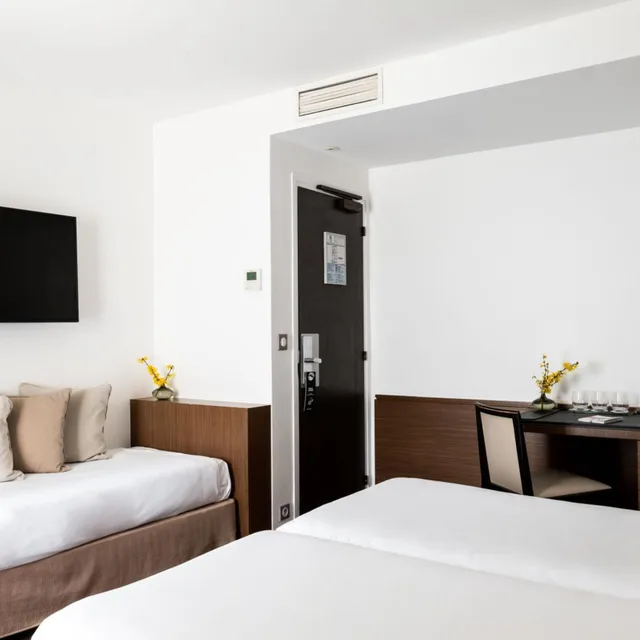 غرفة ثلاثية، Hotel Le Colisee 4/8
