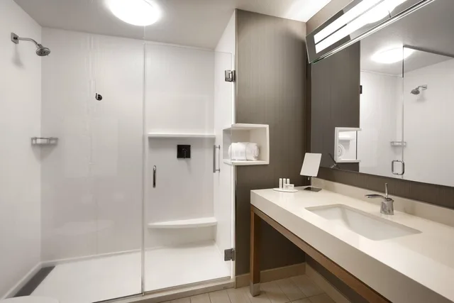 غرفة بسريرين كوين بحوض استحمام لذوي الإعاقة، Courtyard Cedar City 3/5