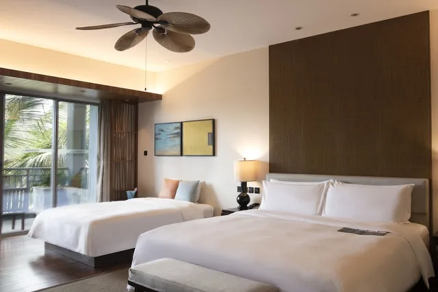غرفة ديلوكس عائلية بسرير كينج بإطلالة على الحديقة بشرفة، Le Meridien Shimei Bay Beach Resort & Spa 8/10
