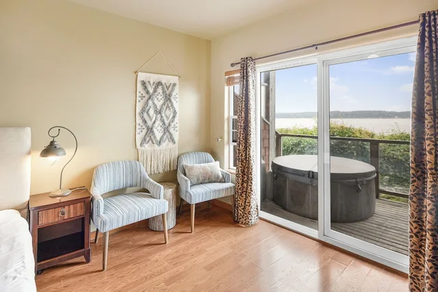 غرفة بسرير كينج وسريرين كينج بجاكوزي، Camano Island Inn 6/6