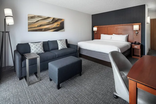 غرفة بسرير كينج مع أريكة، Courtyard by Marriott Rancho Cordova Sacramento 6/10