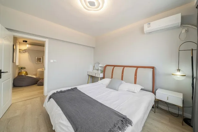 3 Bedrooms, Comfort, Apartment, 1 Double and 3 Queen Beds, Bathtub, Book and Bed-People's Square 6/10