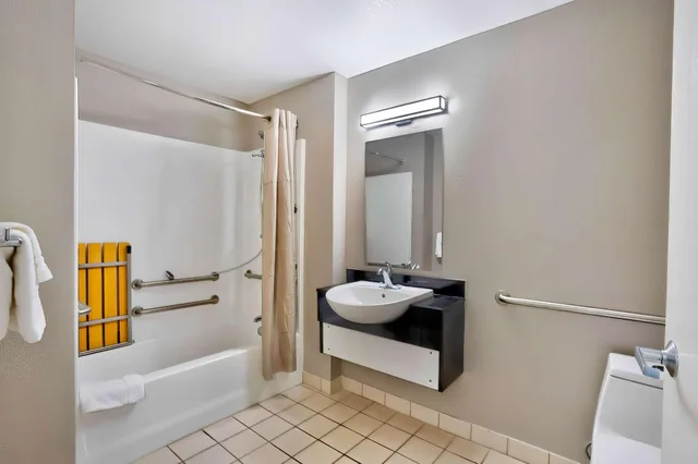 1 King Bed - Mobility Accessible Tub, Nsmk، Motel6 Virginia Beach, VA 10/10