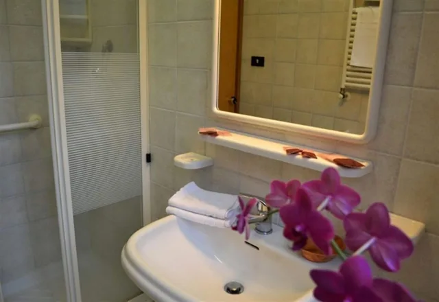 غرفة اقتصادية ثلاثية بثلاثة أسرّة، Hotel Colonne 6/6
