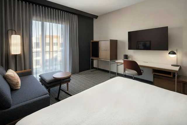 غرفة بسرير كينج مع أريكة لذوي الإعاقة، Courtyard By Marriot Sand City Monterey 2/6