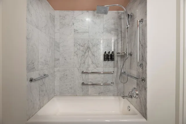 غرفة بريميوم مفردة بسرير كوين بإطلالة جزئية على البحر، Eurostars Winter Haven 7/7