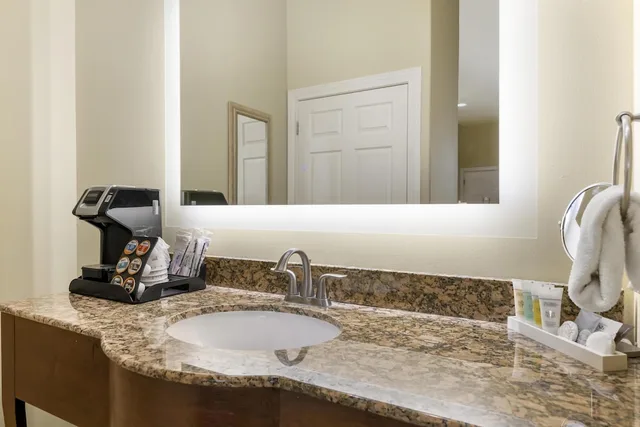 غرفة قياسية بسريرين كوين، Best Western Plus Swiss Chalet Hotel & Suites 8/9