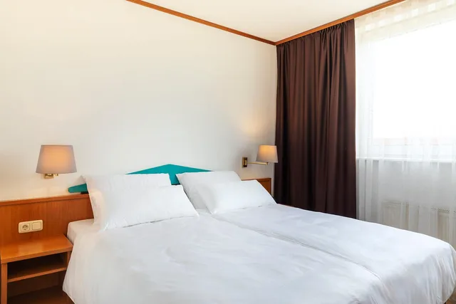 Economy, Queen Bed, ACHAT Hotel Frankfurt Maintal 2/6