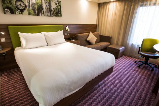 غرفة بسرير كوين مع أريكة، HAMPTON BY HILTON YORK 3/7
