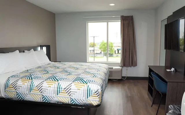 غرفة قياسية بسرير كينج بمطبخ صغير، Studio6 Fort Worth, TX - Lake Worth 1/5