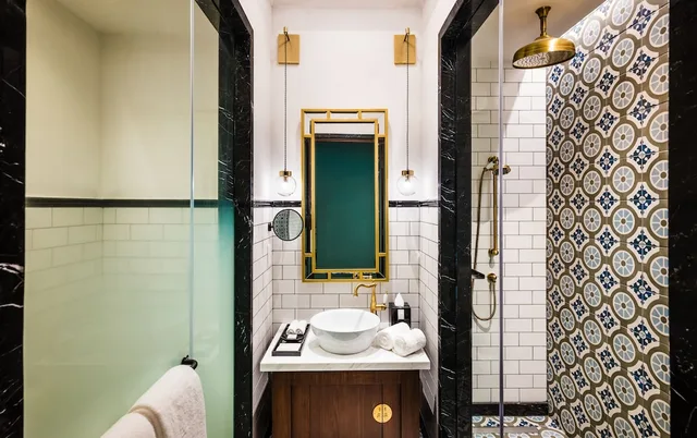 Deluxe, King Bed, No Window، The Merchant Baku 2/3