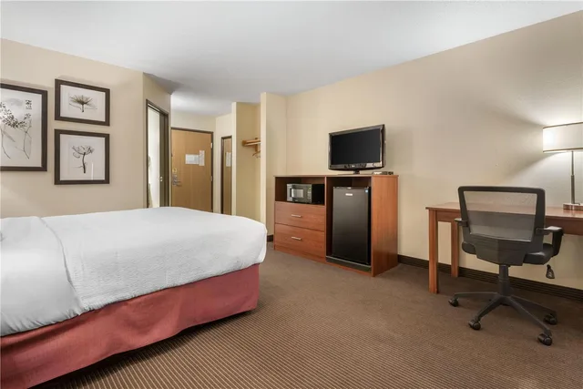 جناح بسرير كوين مع أريكة بحوض جاكوزي، SureStay Plus Hotel by Best Western Litchfield 2/3