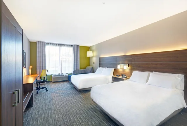 غرفة قياسية بسرير كينج وسريرين كوين لذوي الإعاقة، Holiday Inn Express Hotel Suites Woodstock South 1/6