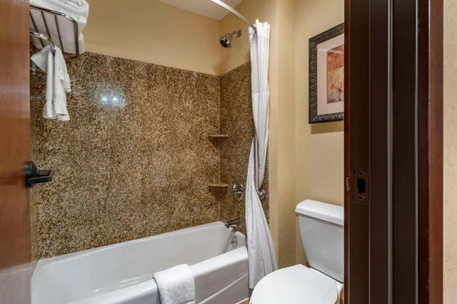 غرفة بسرير كينج بحوض استحمام لذوي الإعاقة، Lloyd Hotel Astoria Bayfront, Ascend Hotel Collection, OR 9/10