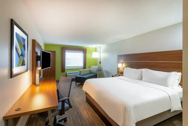 Standard, King Bed, Extra Floor Space, Holiday Inn Express Cleveland-Vermilion 3/6