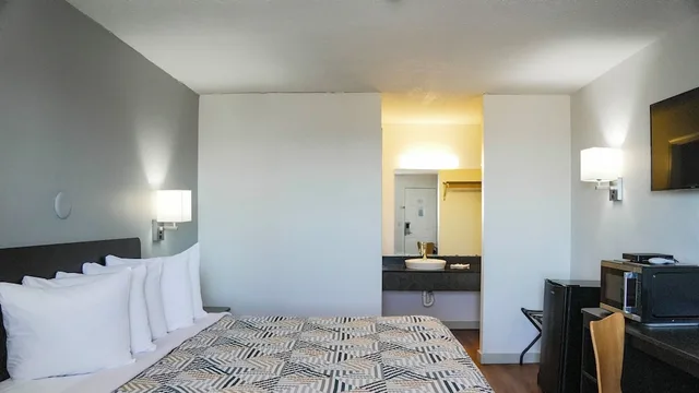 Deluxe, King Bed, Motel6 Rolla, MO 2/10