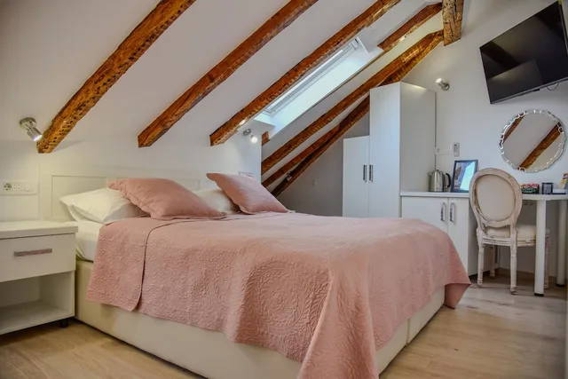 غرفة قياسية بسرير كوين في الملحق، Kastel 1700 Boutique Hotel 5/8