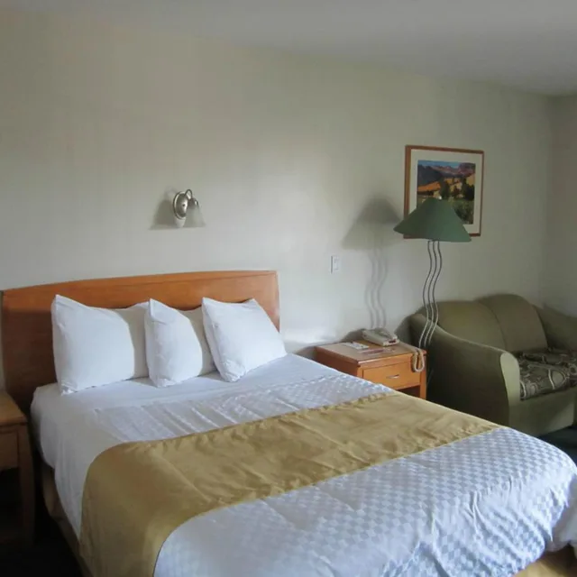 Room, King Bed, Queen Bed, Ramada Limited - Merritt 5/10