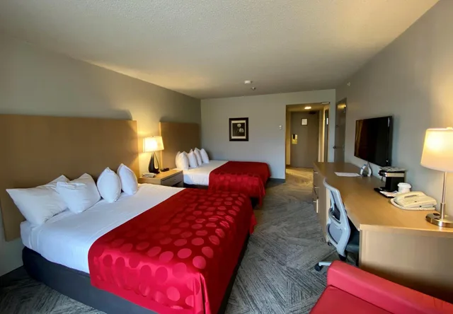 غرفة بسرير كينج وسريرين كوين بإطلالة على الشاطئ في المبنى الرئيسي، Penticton Lakeside Resort 3/5