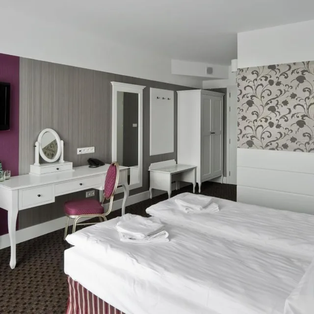 Room, Double Bed, Balcony, Lamberton Hotel 3/9