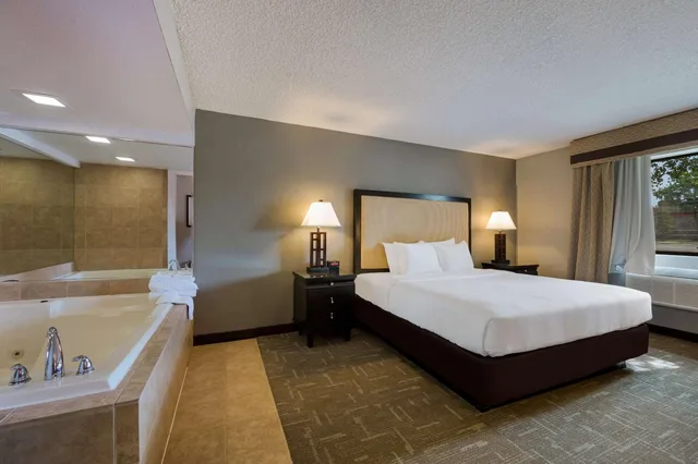 جناح بسرير كينج بجاكوزي، Best Western Detroit Livonia 2/5