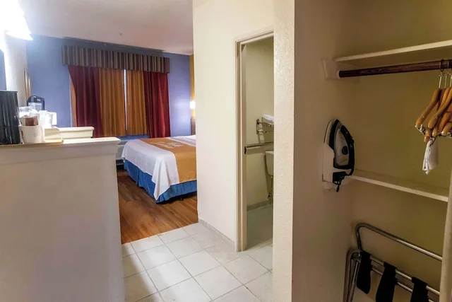 Deluxe, King Bed, Smoking, Days Inn & Suites By Wyndham Houston North/Aldine 6/6