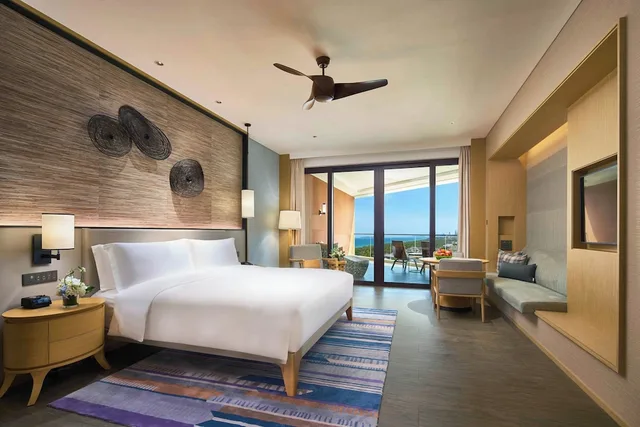 غرفة قياسية بسرير كينج بإطلالة على البحر، Crowne Plaza Sanya Haitang Bay Resort 4/10