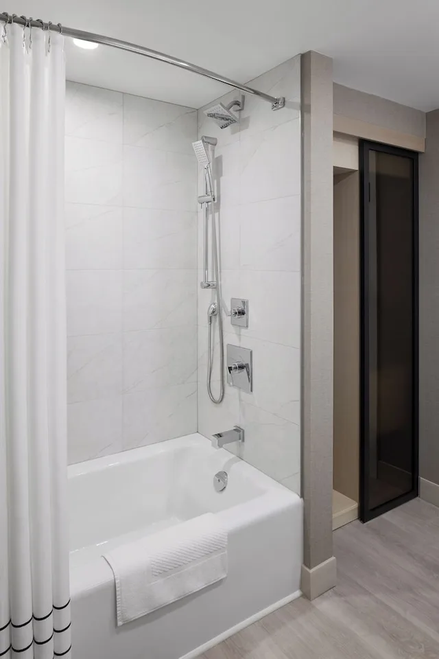 غرفة بسرير كينج مع أريكة، Toronto Airport Marriott 6/10