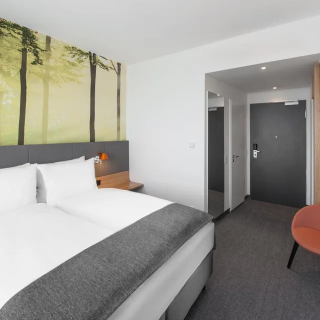غرفة قياسية بسرير كينج وسرير كوين، Holiday Inn Munich Leuchtenbergring, an IHG Hotel 1/10