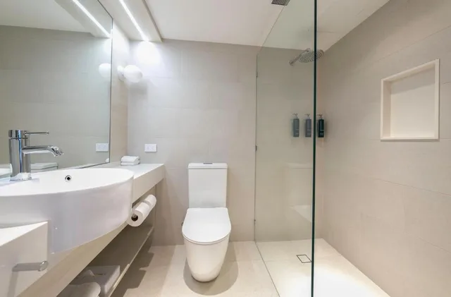 غرفة ديلوكس بسرير مزدوج بإطلالة على البحر بشرفة، DoubleTree by Hilton Hotel Cairns 3/4