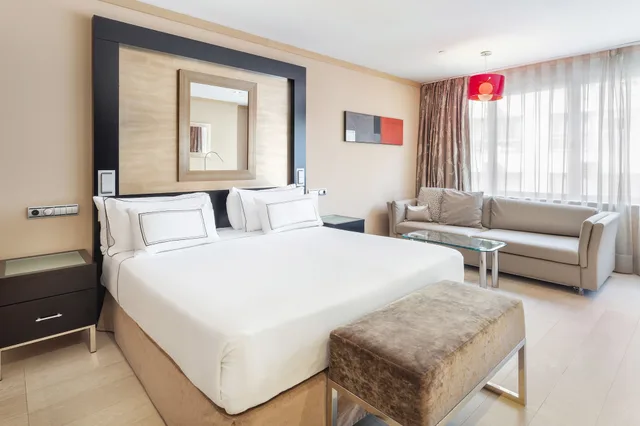 غرفة غراند بريميوم بسرير مزدوج وسريرين منفصلين، Melia Madrid Princesa Hotel 1/2