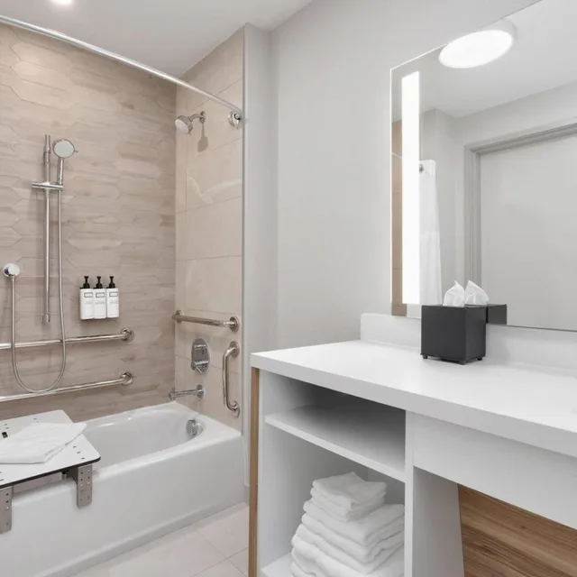جناح بسرير كوين، Wyndham Garden Anna 6/6