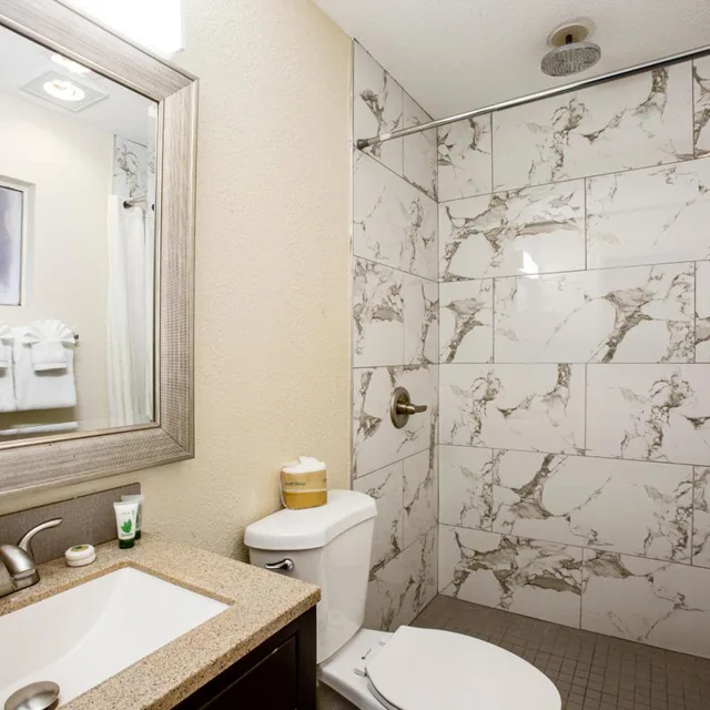 غرفة بسرير كينج وسريرين كينج، Hotel Aspen Flagstaff Grand Canyon Formerly Aspen Innsuites Flagstaff 6/9