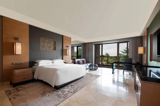 غرفة بسرير كينج بإطلالة على الحديقة، Haikou Marriott Hotel 3/6