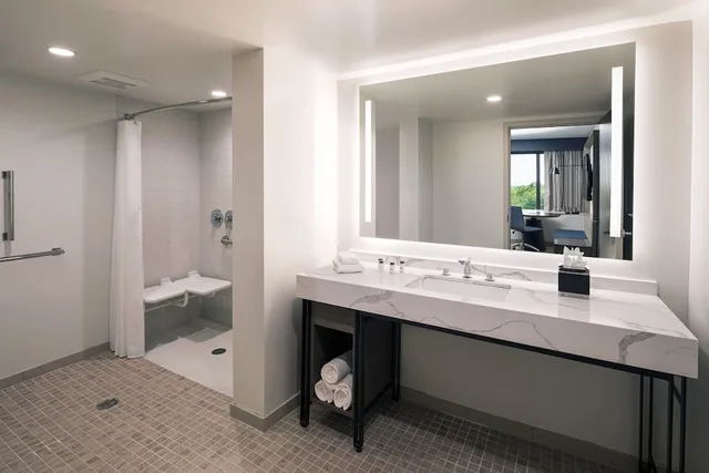 غرفة بسرير كينج لذوي الإعاقة، Portland Sheraton At Sable Oaks 5/5