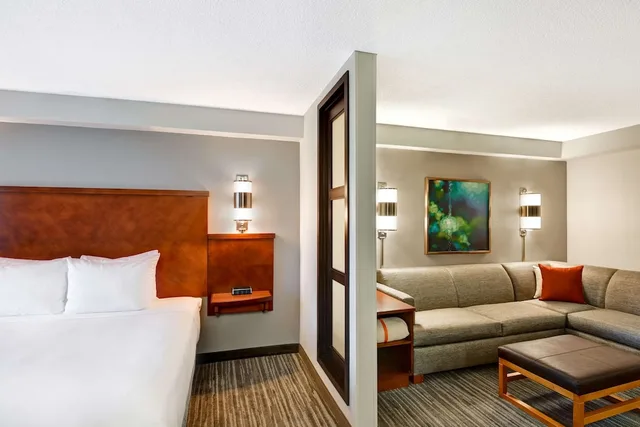 غرفة بسريرين مزدوجين مع أريكة في طابق مرتفع، Hyatt Place Memphis Wolfchase Galleria 1/2