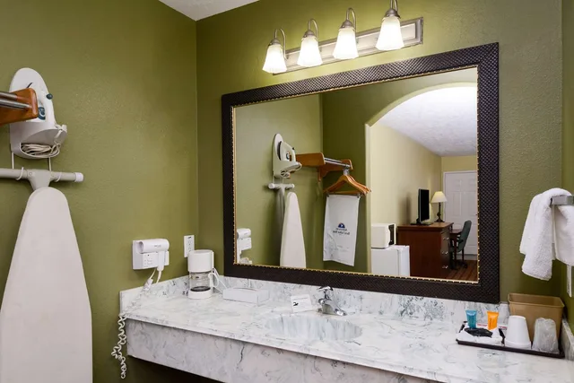 جناح بسرير كينج بحوض جاكوزي للمدخنين، Americas Best Value Inn & Suites Waller Prairie View 6/6