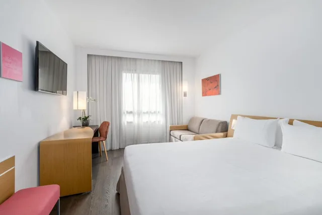 Romantic, King Bed, Exe Madrid Norte 2/6