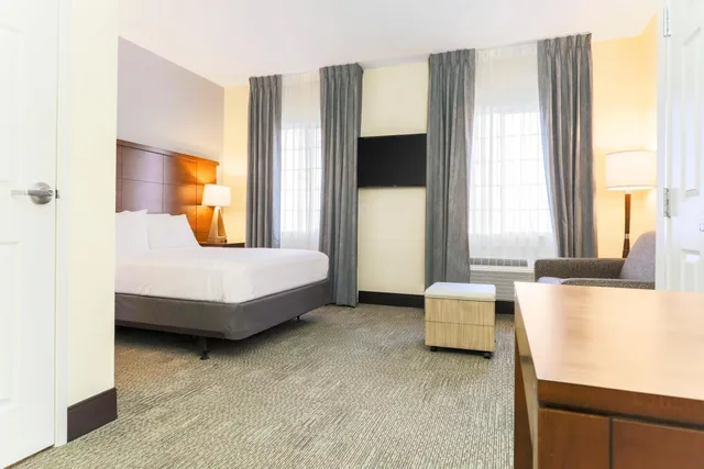 جناح استوديو بسرير كوين بحوض استحمام لذوي الإعاقة، Staybridge Suites Reno 1/3
