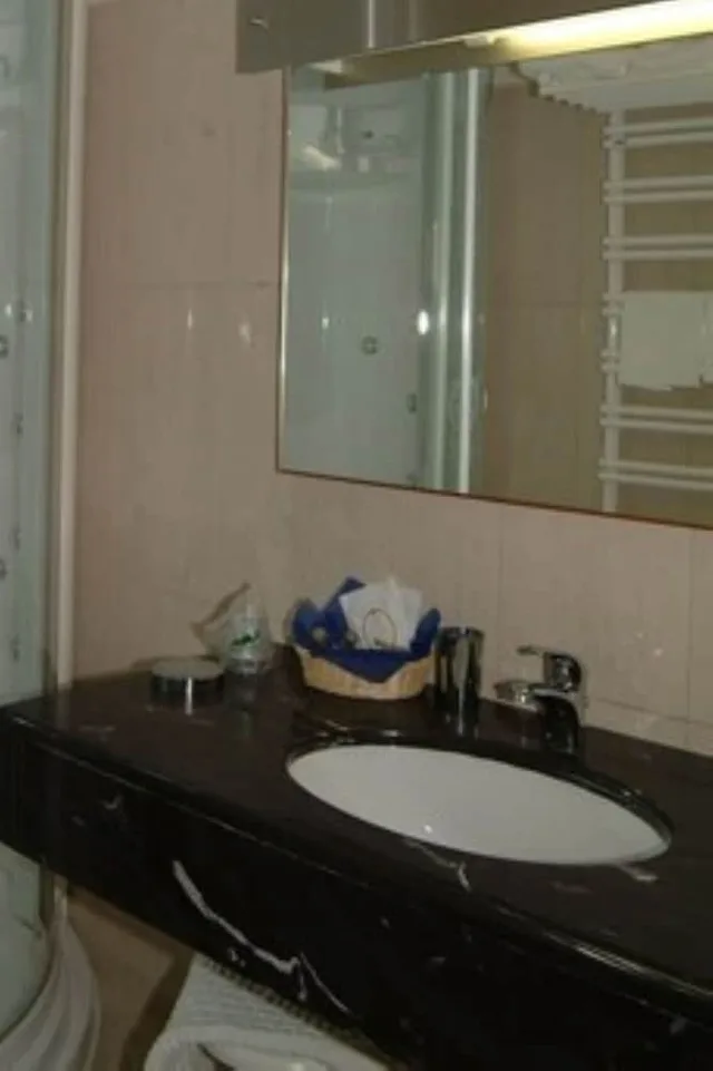 غرفة قياسية بسرير كوين، Albergo Roma, Bw Signature Collection 4/4