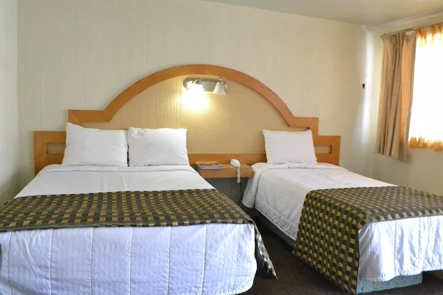 غرفة قياسية بسرير مزدوج وسرير فردي، Hotel Flamingo Juarez 1/9