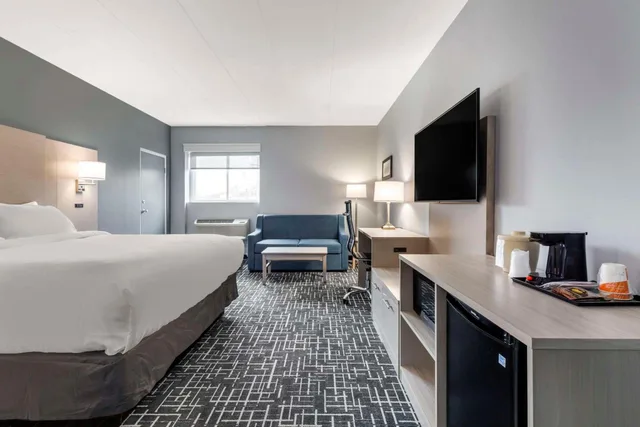 Deluxe, King Bed, No Elevator, Sofa، Comfort Inn Hyannis - Cape Cod 8/10