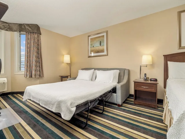 غرفة قياسية بسرير كوين مع أريكة، Holiday Inn Conference Ctr Edmonton South 2/5