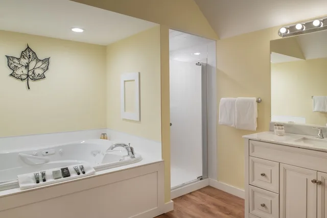 1 Bedroom, Sugar, Cottage, House, King Bed, Sofa، Christmas Farm Inn and Spa 2/2