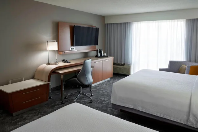 Room, 2 Queen Beds, Airport View, Bathtub, Accessible، Courtyard Marriott Toronto Airport 1/2
