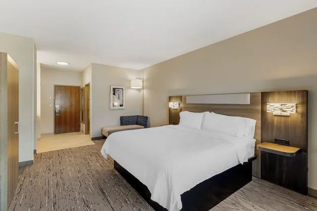 غرفة قياسية بسرير كينج لذوي الإعاقة، Holiday Inn Express Fallon 2/3