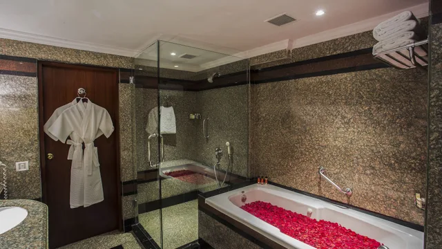 غرفة بريميوم بسرير كينج، TAJ DECCAN 9/10